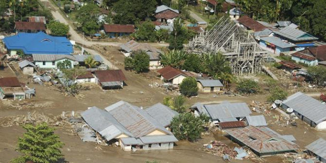 BANDAR ACEH TENGARA DI SERANG BANJIR BANDANG,POLISI IKUT TURUN MEMBAWA SEBAGAIAN  PENDUDUK KE TEMPAT YANG LEBIH AMAN