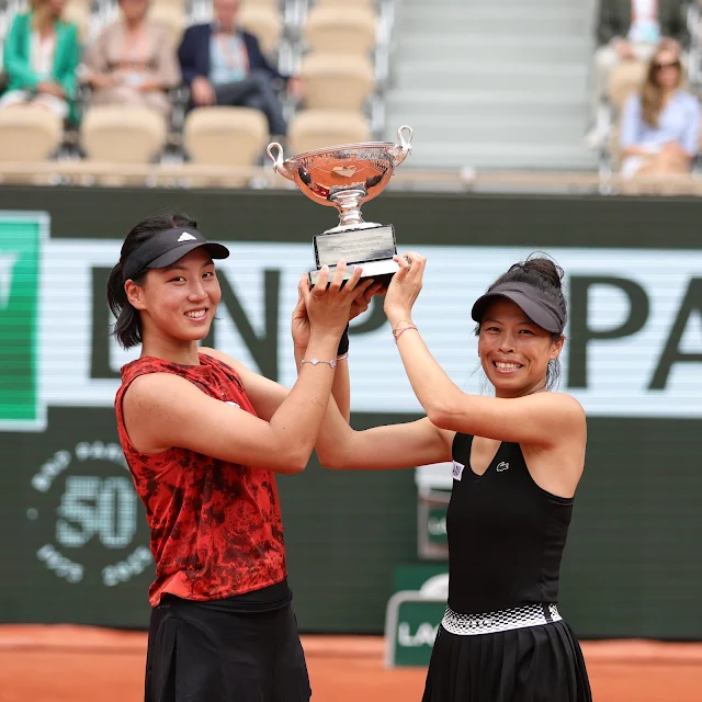 Hsieh e Wang erguem a taça de duplas femininas