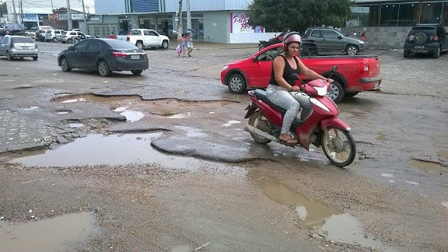 Vergonha! Avenida importante de Santa Cruz está quase intransitável por causa de buracos