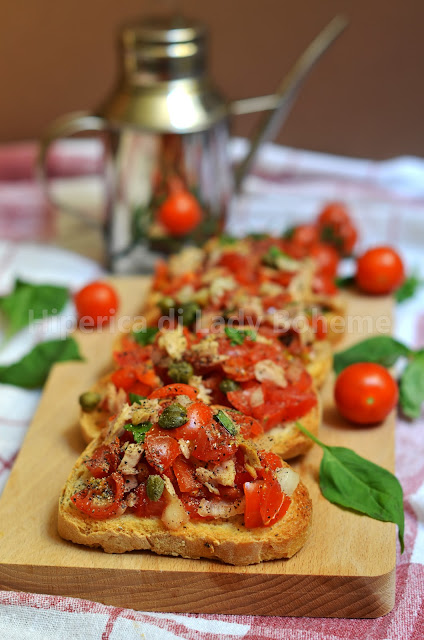 hiperica_lady_boheme_blog_di_cucina_ricette_gustose_facili_veloci_antipasti_spuntini_bruschette_al_pomodoro_e_tonno_2