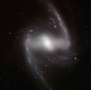 Imagen en infrarrojo de HAWK-I de la espectacular galaxia espiral barrada NGC 1365