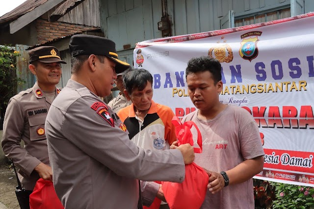 Sambut HUT Bhayangkara Ke 77 Tahun 2023, Polres Siantar Bersama Bhayangkari Bagi Bansos Kepada Masyarakat