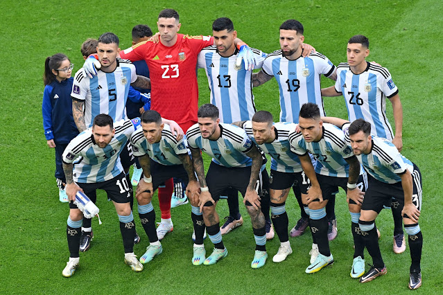 SELECCIÓN DE ARGENTINA. Temporada 2022-23. Leandro Paredes, Emiliano Martínez, Cristian Romero, Nicolás Otamendi, Nahuel Molina. Leo Messi, Ángel Di María, Rodrigo De Paul, Papu Gómez, Lautaro Martínez, Nicolás Tagliafico. SELECCIÓN DE ARGENTINA 1 SELECCIÓN DE ARABIA SAUDÍ 2 Martes 22/11/2022, 11:00 horas. XXII Copa Mundial de fútbol de la FIFA Catar 2022, fase de grupos, Grupo C, jornada 1. Lusail, Municipalidad de Al Daayen, Catar, Lusail Stadium: 88.012 espectadores. GOLES: ⚽1-0: 10’, Lionel Messi, de penalti. ⚽1-1: 48’, Saleh Al-Shehri. ⚽1-2: 53’, Salem Al-Dawsari.