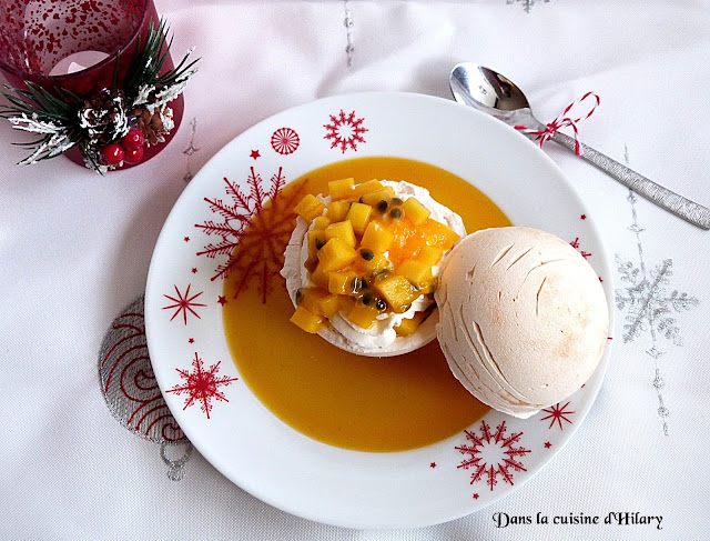 Pavlova sphérique boule de Noël mangue & fruits de la passion et son coulis gélifié