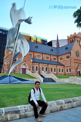 s Cathedral ialah nama dari Gereja Anglikan utama di kota Perth St. George's Anglican Cathedral, Perth