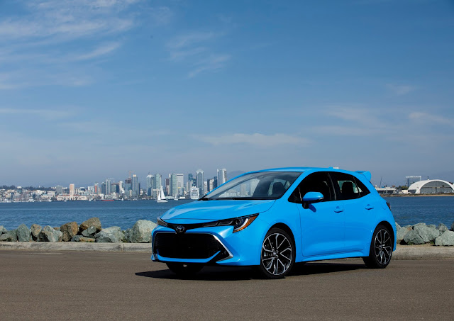 Front 3/4 view of 2019 Toyota Corolla Hatchback