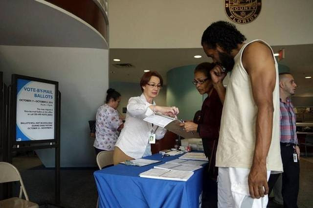 Ciudadanos acuden a votar en el Doral, Miami (Bradenton.com)