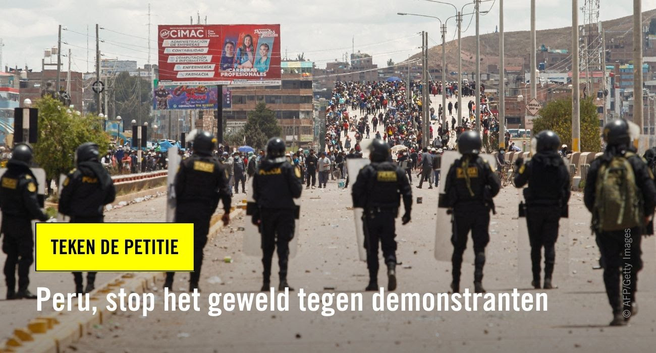 Foto van politie die op potestanten afloopt