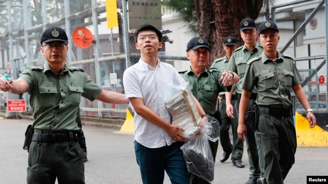 Anh Joshua Wong ra tù hôm 17/6 và tham gia ngay vào các cuộc biểu tình.