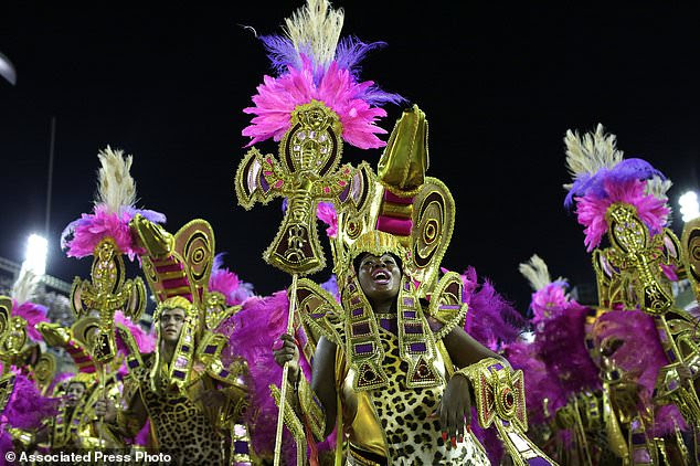 Intérpretes do desfile da escola de samba de Salgueiro durante as celebrações do Carnaval no Sambódromo no Rio de Janeiro, Brasil, no início de terça-feira, 13 de fevereiro de 2018. (AP Photo / Silvia Izquierdo)