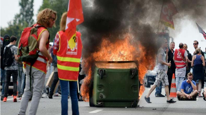 Protestantes armaron barricadas para defenderse de la
              arremetida de la policía gala. 