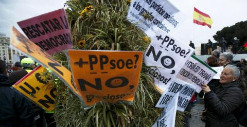 Manifestantes llevan pancartas donde piden "el regreso de la democracia" y rechazan el bipartidismo formado por el PP-PSOE durante la manifestación de las Marchas de la Dignidad este sábado./ EFE