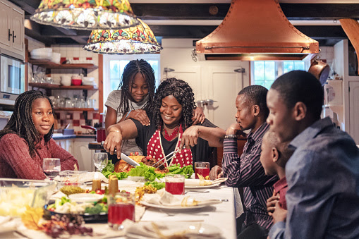 familia disfrutando de la cena del día de acción de gracias