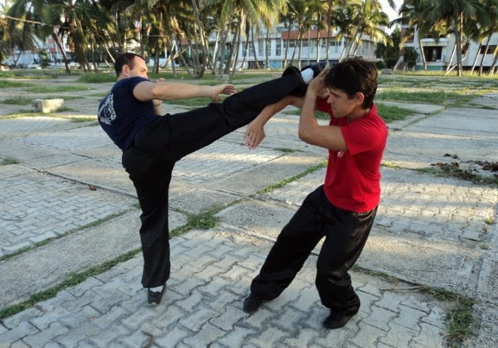 Dayan Romeu (pullover azul oscuro) durante un entrenamiento (Cortesía)