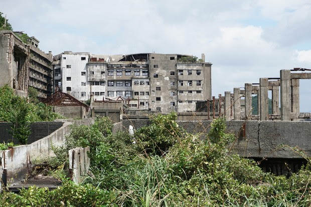 Blocos de apartamento e prédios da administração foram tomados pelo mato (Foto: Wikicommons/Reprodução)