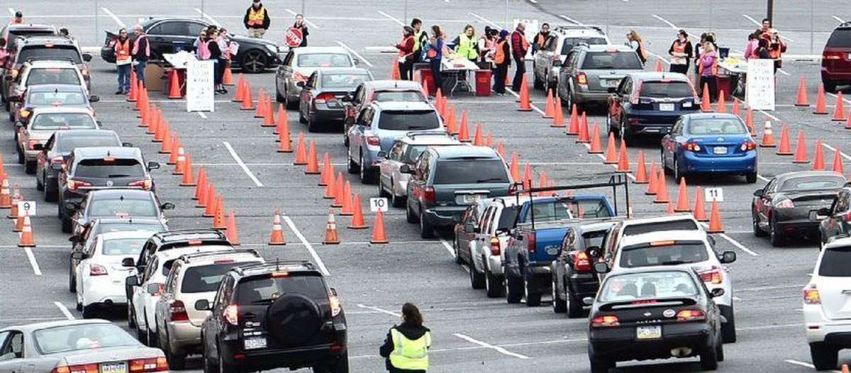 Cars waiting for vaccine