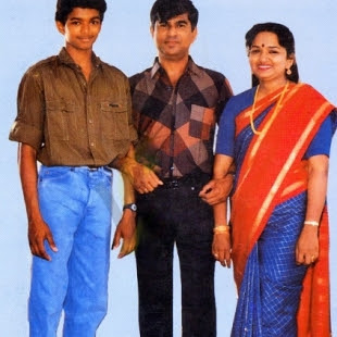 Vijay #sachandrasekhar that all is not well between actor vijay and his father sa chandrasekhar has been obvious for the past. Garland Exchange Of Vijay S Parents S A Chandrasekhar And Shoba Chandrasekhar On Valentine S Day At Pokkiri Raja