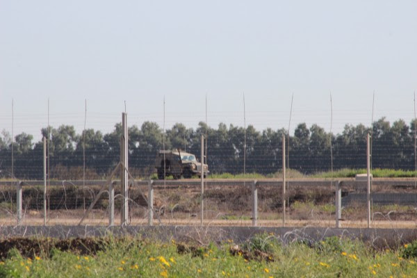 Soldiers harass farmers preparing fields in Gaza