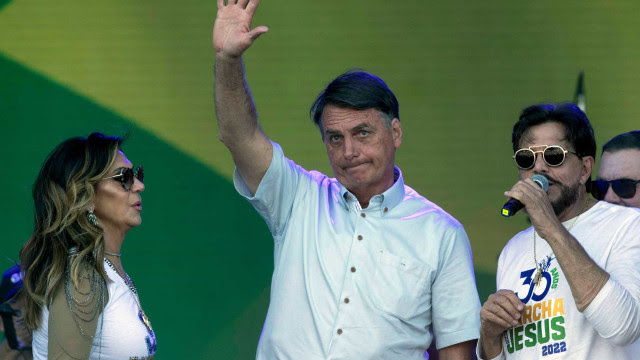 Bolsonaro participa de solenidade da 'troca da bandeira' em Brasília