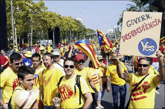 Los manifestantes empiezan a llenar los tramos de la V. EFE