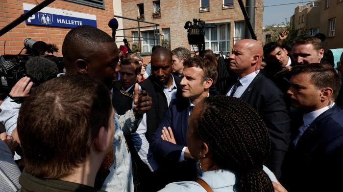 Emmanuel Macron à Cergy : un commerçant jette des tomates cerises sur la foule pendant la visite présidentielle