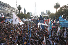Noticias uruguayas: ARGENTINA: UNAS 130 MIL PERSONAS 