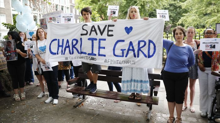 Des manifestants pour le maintien en vie de Charlie