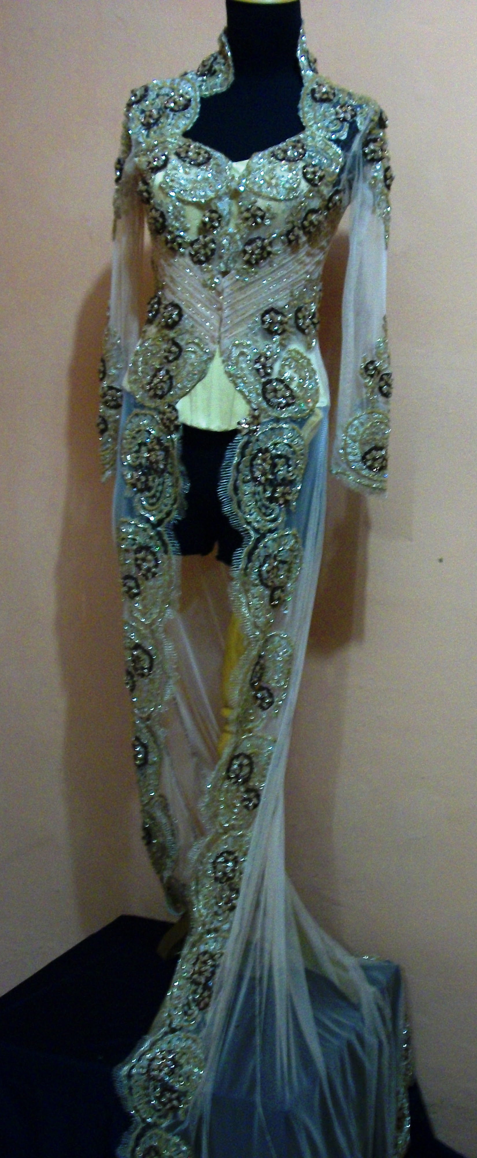 Gaya Terbaru Kebaya  Pengantin  Gold  Cream 