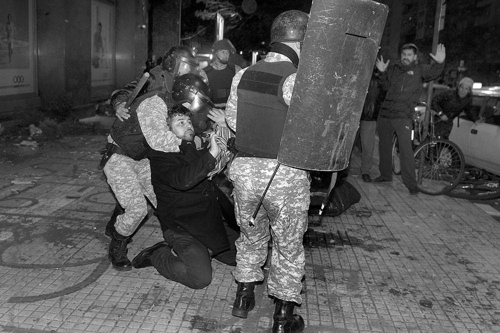 Operativo policial, anoche, durante el desalojo del Codicen. Foto: Santiago Mazzarovich