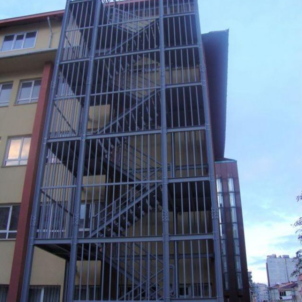 Dünya standartlarında yangın merdivenleri ölçüleri ve kullanım koşulları bellidir. Z Tipi Yangin Merdiveni Sahin Metal Gaziantep Milanodoor