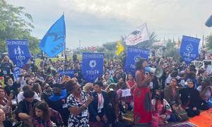 Un grupo de personas protesta por la reparación de las tierras robadas durante la COP27 en Sharm El-Sheikh (Egipto).