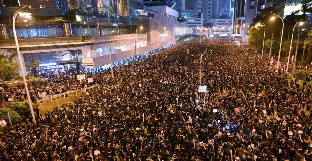 ‘Rio humano’ inunda as ruas de Hong Kong para defender as liberdades civis