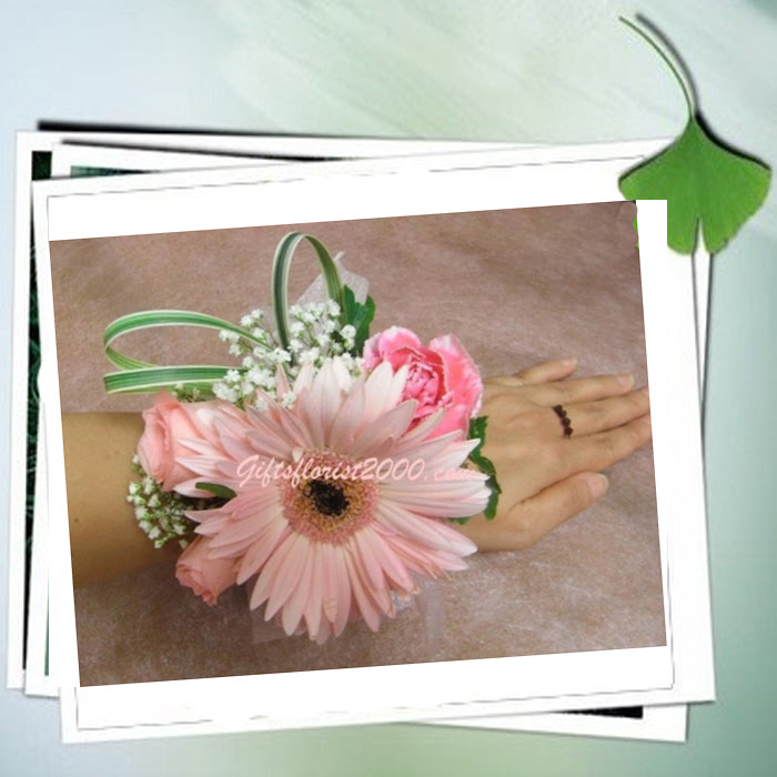 Small Handbags: Flower Wristlets For Weddings