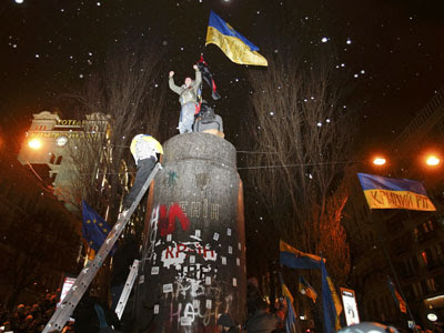 Manifestantes derriban una estatua de Lenin y suben al pedestal en el que se encontraba. Kiev, 8 de diciembre de 2013. REUTERS.