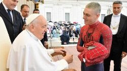 Il Papa saluta Francesco Pio Tarantino, giovane che si veste da Spiderman nelle corsie d'ospedale per far sorridere i bambini malati