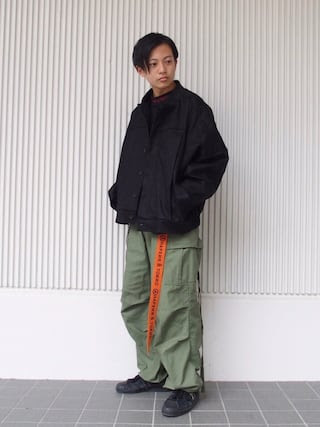 髪型 最高かつ最も包括的なカーキ カーゴパンツ メンズ コーデ