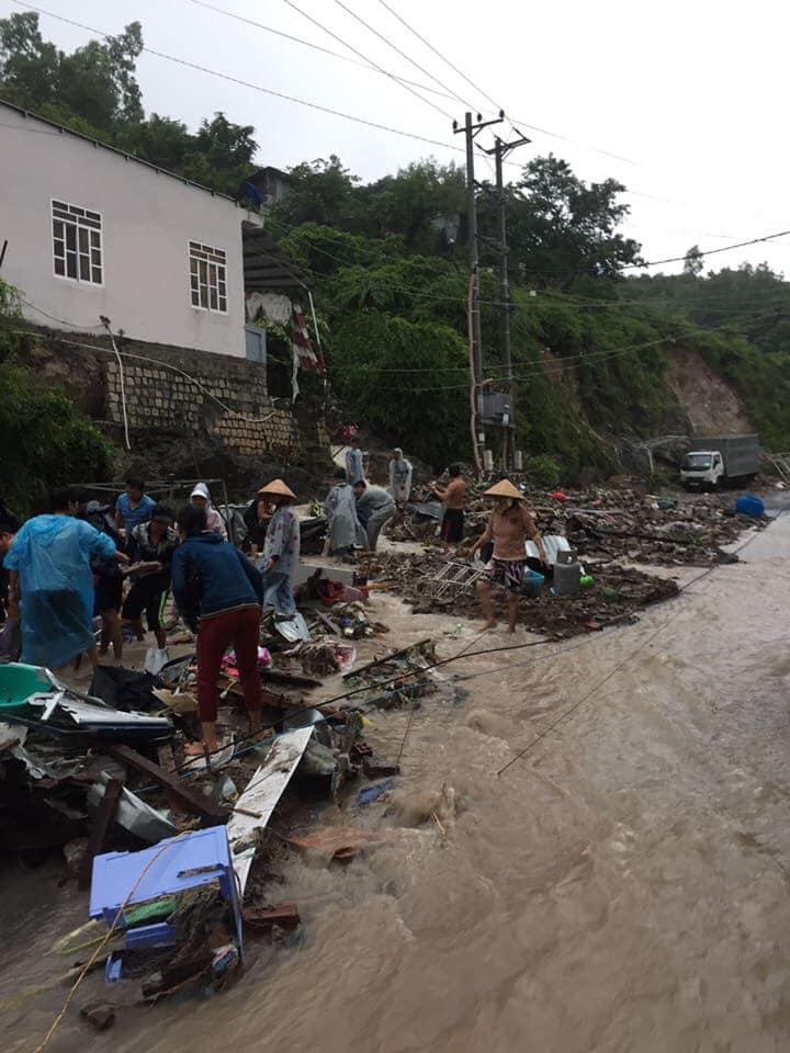 Ngập lụt kinh hoàng ở TP.Nha Trang: Ô tô bơi như tàu ngầm, đồ vật trong nhà chìm trong biển nước