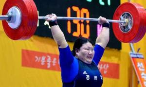 남성에서 여성으로 성전환한 뉴질랜드의 로렐 허버드(43) 선수는 2020 도쿄올림픽 여자 역도 부문 87kg 이상 체급에 출전한다. ê²½ë¶ì²´ê³  ì´ì„ ë¯¸ ì„¸ê³„ì²­ì†Œë…„ì‹ ê¸°ë¡ ë²ˆì© ëŒ€êµ¬ì‹ ë¬¸