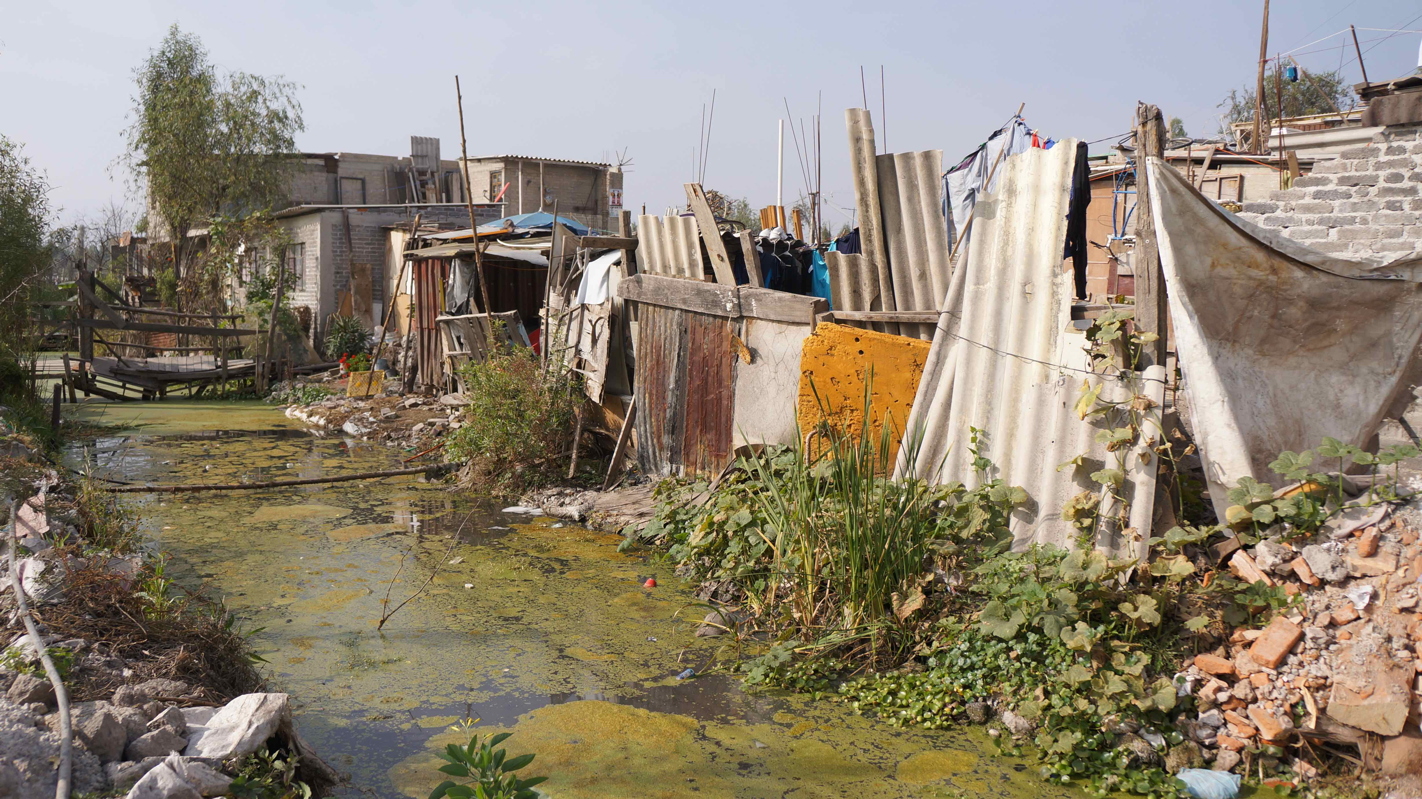 A younger slum in karachi, pakistan is only ten years old and houses 1.5 million citizens over 22 square miles. Volunteering In The Slums In Mexico City With Techo Wo Ist Der Gringo