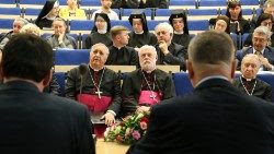 Dom Paul Richard Gallagher, secretário vaticano das Relações com os Estados, em sessão solene em Varsóvia