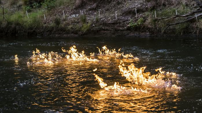VIDEO. Australie : un député met le feu à une rivière pour dénoncer la fracturation hydraulique