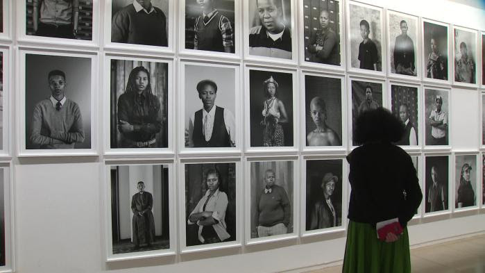 L’artiste Zanele Muholi, porte-parole de l'oppression des personnes noires et LGBTQIA+ en Afrique du Sud, expose ses clichés à Paris