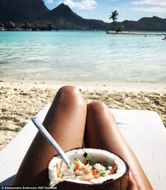 Coma-o!  Ela se gabava de suas mordidas no lado da praia com um poste de coco cheio de comida