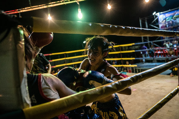 Supattra Inthirat, una peleadora de 12 años conocida como Pancake, mientras combatía en un cuadrilátero de una zona rural de Tailandia.