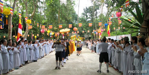 Cung nghinh chư Tăng về Lễ đài