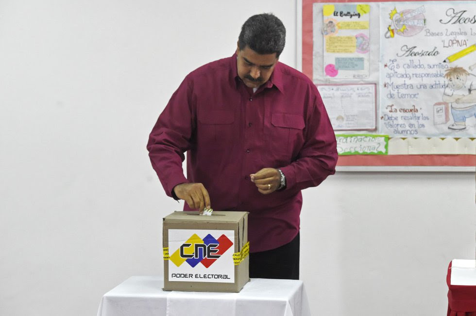 Nicolás Maduro, presidente y candidato en las elecciones, introduce la papeleta en una urna de un centro electoral de Caracas, el 20 de mayo de 2018.