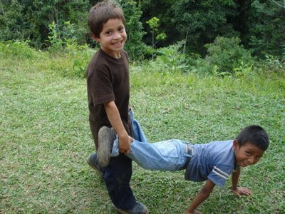 Este elemento folklorico infantil no es aun parte del pasado juegos tradicionales para adultos y niños. Juegos Tradicionales