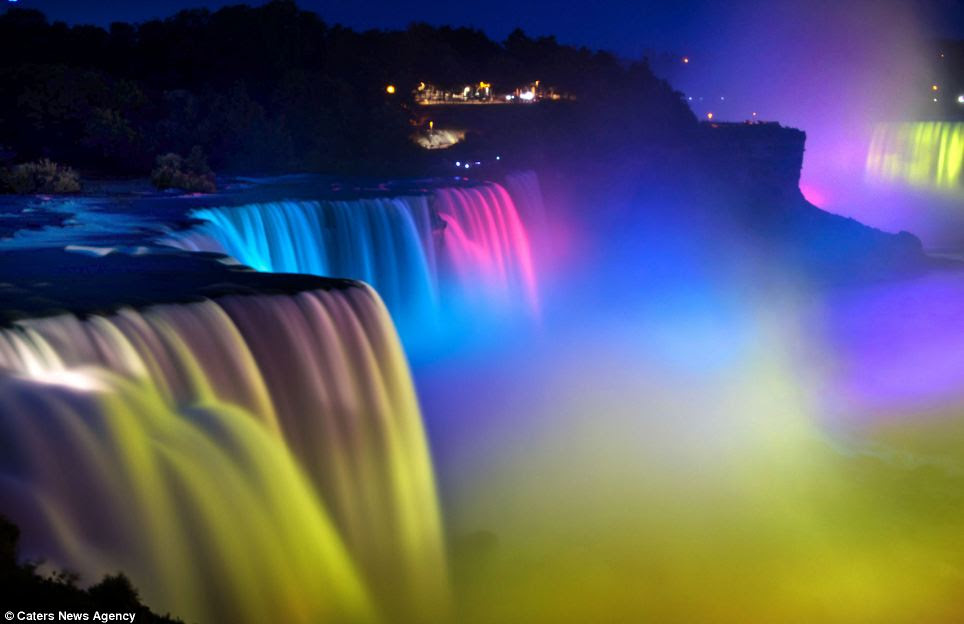 Pesta Lampu di air terjun Niagara Falls yang amat Memukau 