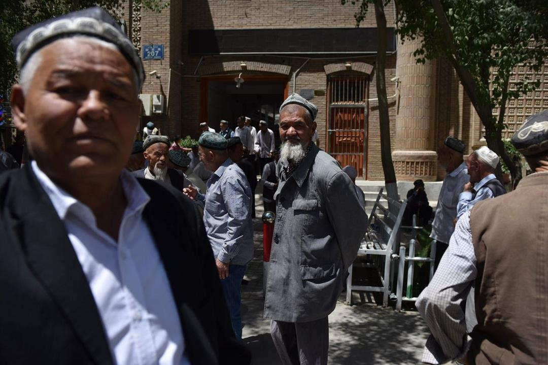 中国新疆和田，维吾尔族男子在做完礼拜后离开清真寺。 图片来源：GREG BAKER/AGENCE FRANCE-PRESSE/GETTY IMAGES