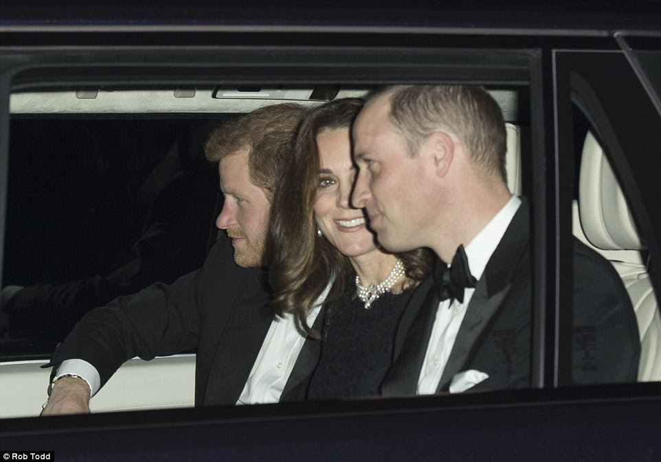 O alegre trio parecia estar com bons espíritos compartilhando uma piada quando eles se dirigiram para a recepção no Royal 